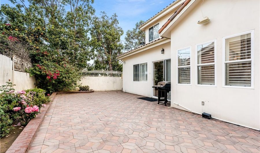 1668 Amherst Ave, Los Angeles, CA 90025 - 4 Beds, 5 Bath
