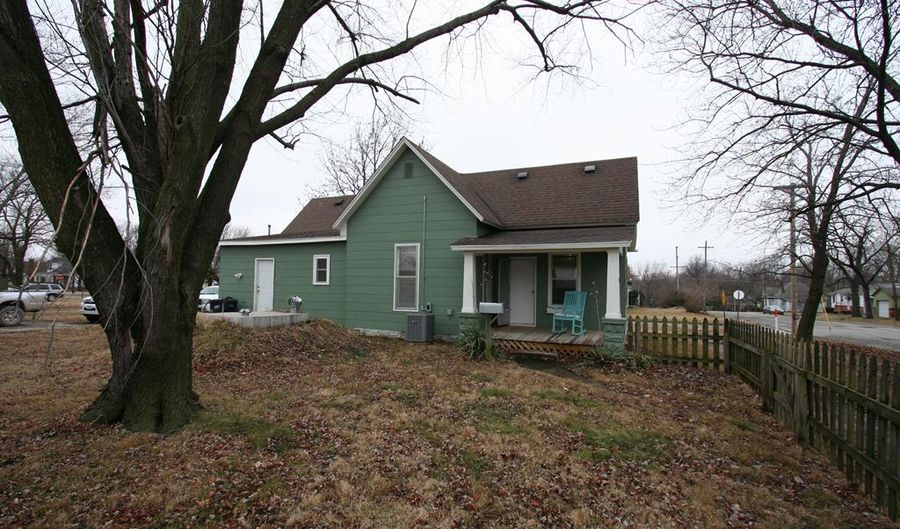 239 W 11th St, Baxter Springs, KS 66713 - 2 Beds, 1 Bath