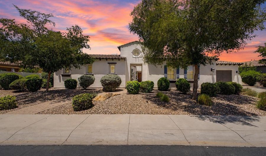 3334 E BIRCHWOOD Pl, Chandler, AZ 85249 - 5 Beds, 5 Bath