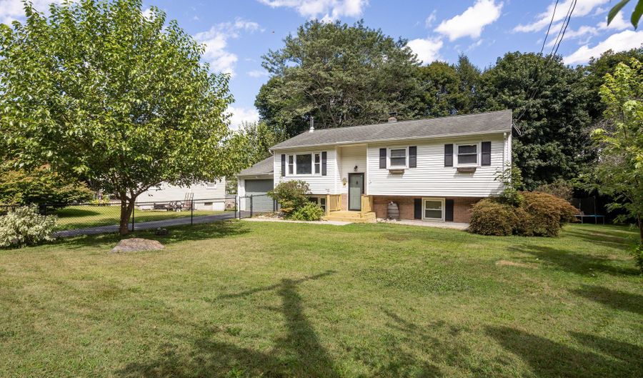 24 Hillside Cir, Brookfield, CT 06804 - 3 Beds, 1 Bath