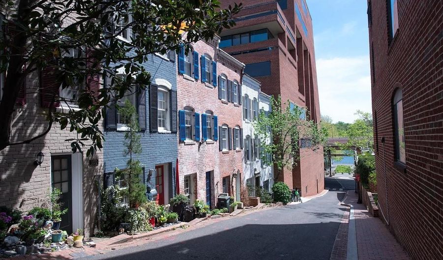 1008 PAPER MILL Ct NW #1008, Washington, DC 20007 - 3 Beds, 2 Bath
