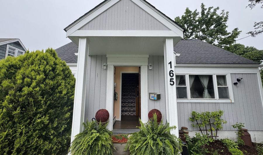 165 GREENFIELD Dr, Bridgeport, CT 06606 - 3 Beds, 2 Bath