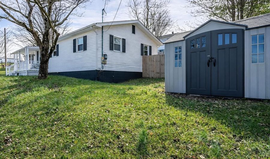 230 Madison St, Abingdon, VA 24210 - 3 Beds, 1 Bath