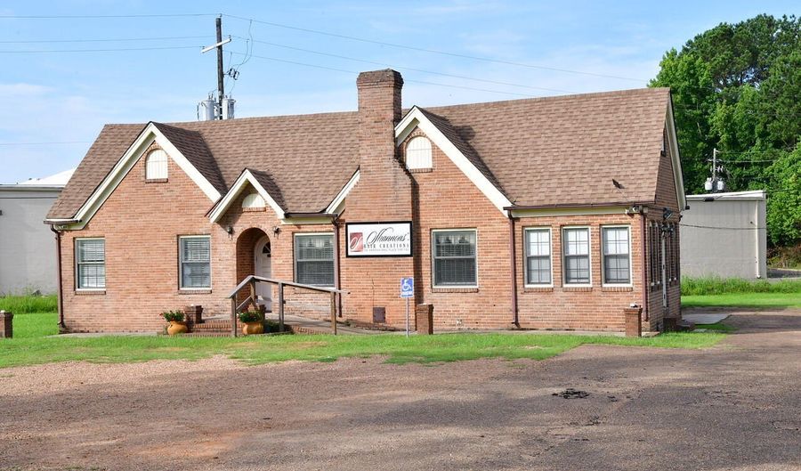 391 Brookhaven St, Brookhaven, MS 39601 - 0 Beds, 3 Bath