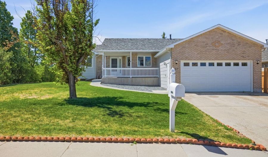 327 CODY St, Cheyenne, WY 82009 - 5 Beds, 3 Bath