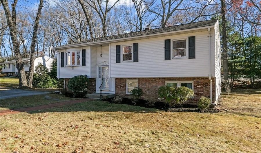 25 Lakeview Ave, Lincoln, RI 02865 - 3 Beds, 2 Bath