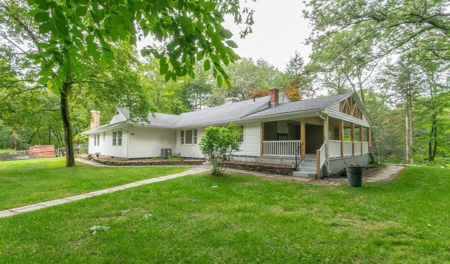 575 North St, Agawam, MA 01030 - 3 Beds, 2 Bath