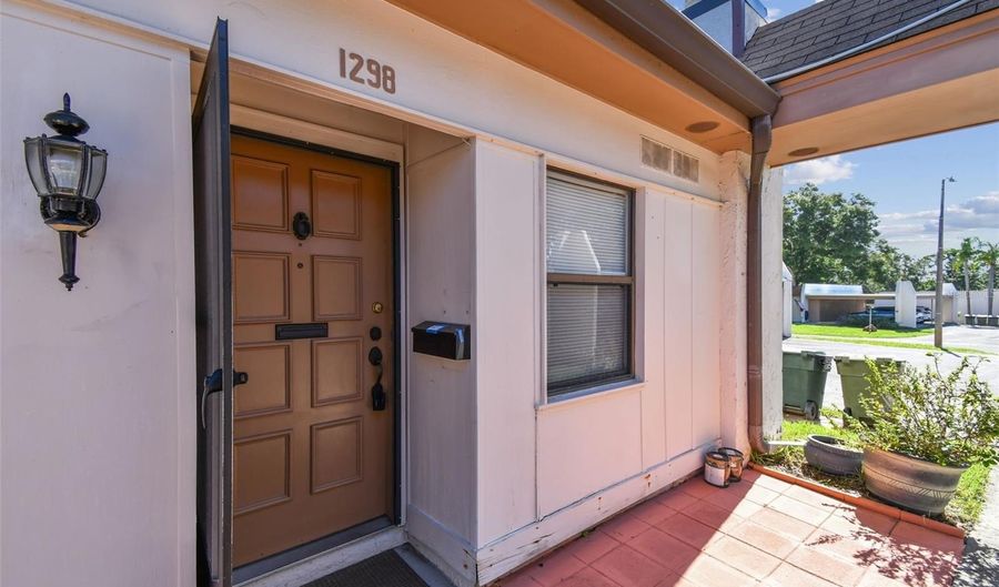 1298 MISSION HILLS Blvd, Clearwater, FL 33759 - 1 Beds, 1 Bath