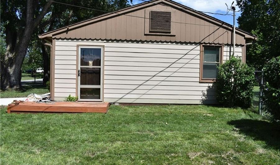 225 King St, Baldwin City, KS 66006 - 3 Beds, 2 Bath