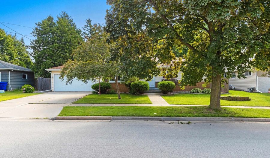 1312 N VIOLA St, Appleton, WI 54911 - 3 Beds, 1 Bath