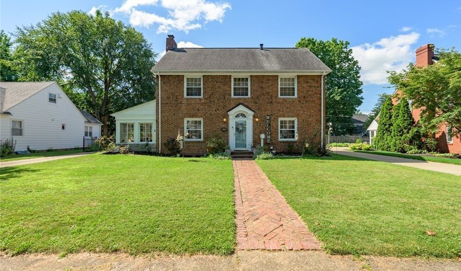 228 Kenwick Dr, Akron, OH 44313 - 4 Beds, 3 Bath