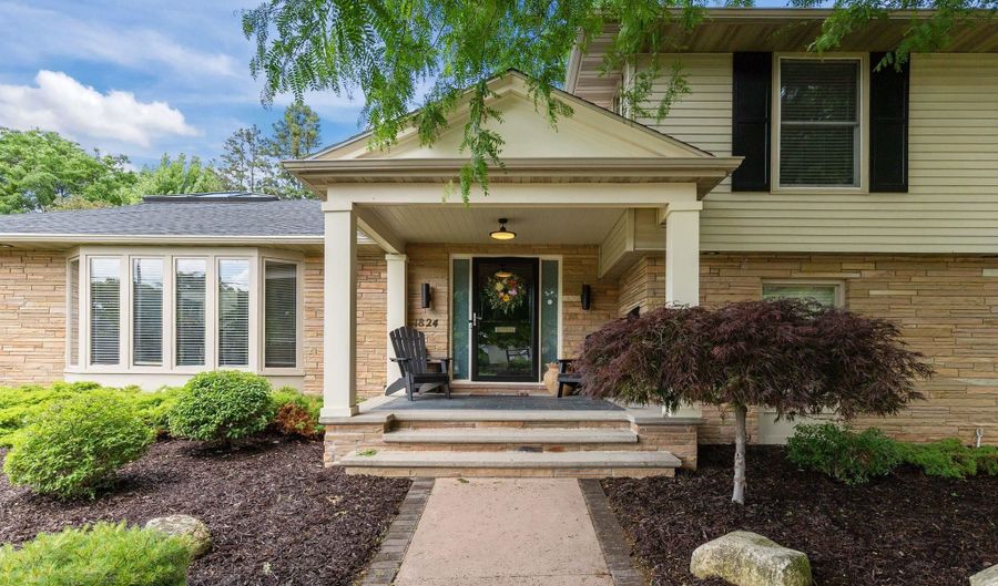 1824 W REID Dr, Appleton, WI 54914 - 4 Beds, 3 Bath