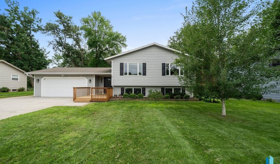 1513 E Sylvan Cir, Brandon, SD 57005 - 5 Beds, 3 Bath