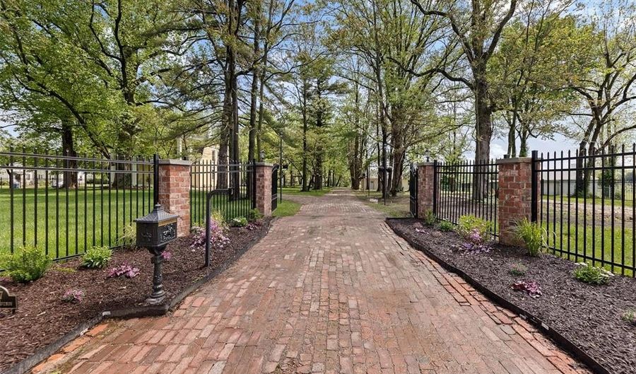 2367 Central Ave, Alton, IL 62002 - 5 Beds, 6 Bath