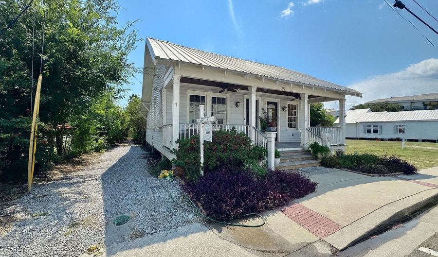 136 Main St, Bay St. Louis, MS 39520 - 1 Beds, 3 Bath