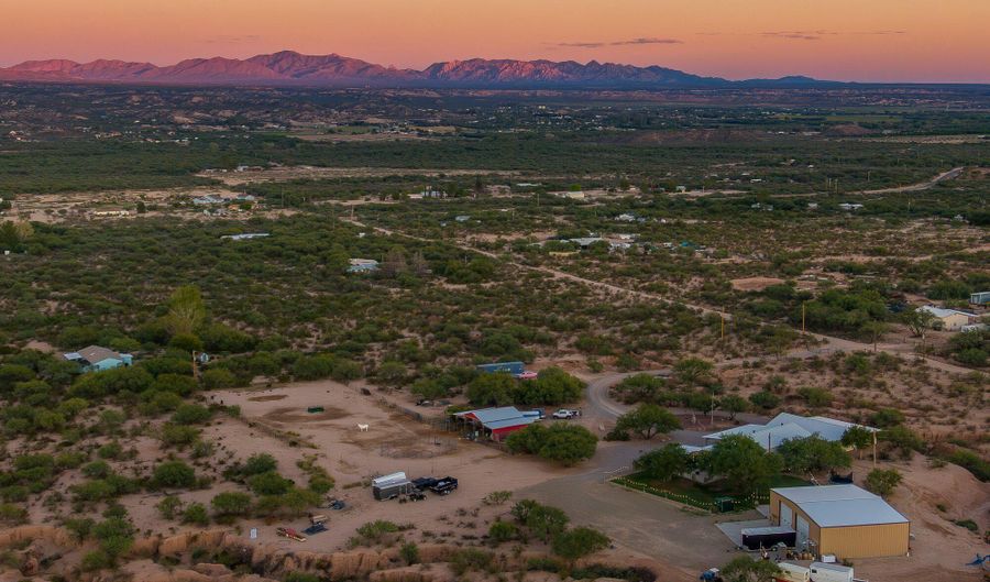 1302 W Coyote Trl, Benson, AZ 85602 - 8 Beds, 6 Bath