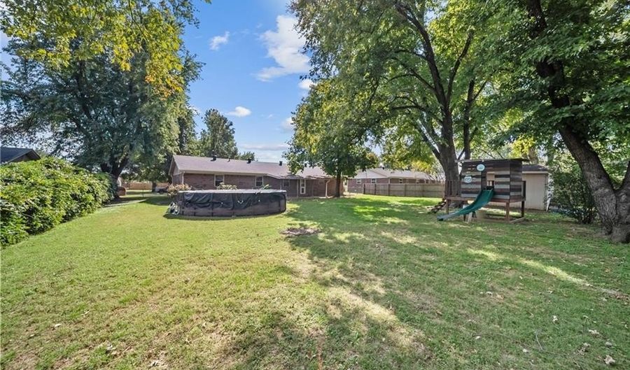 2401 SE 16th St, Bentonville, AR 72712 - 3 Beds, 2 Bath
