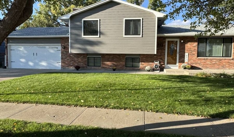 672 W 20th St, Alliance, NE 69301 - 3 Beds, 3 Bath