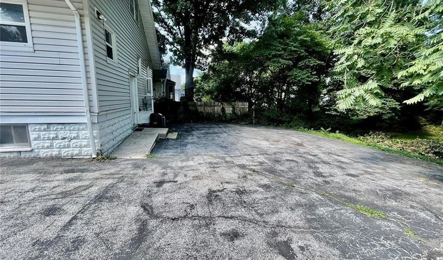 1623 Main St, Alton, IL 62002 - 3 Beds, 1 Bath