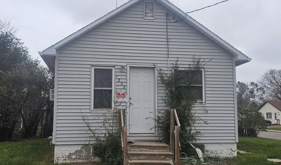 1223 SE 10th Ave, Aberdeen, SD 57401 - 1 Beds, 2 Bath