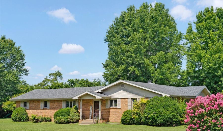1635 Oak Dr, Aurora, MO 65605 - 3 Beds, 2 Bath