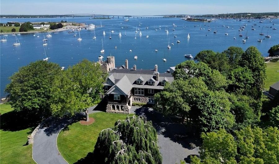 127 Harrison Ave 7, Newport, RI 02840 - 3 Beds, 2 Bath