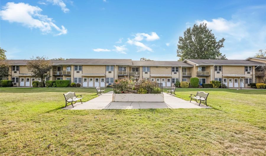 700 Broadway 5, Amityville, NY 11701 - 2 Beds, 1 Bath