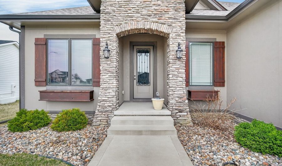 2357 Stonewood Ct SW, Altoona, IA 50009 - 3 Beds, 4 Bath