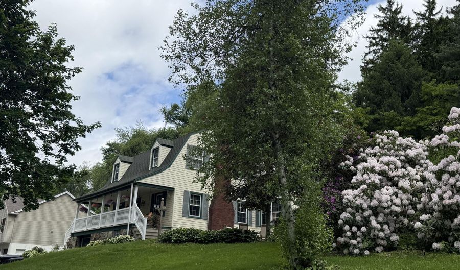 2807 Edgewood Dr, Altoona, PA 16602 - 4 Beds, 2 Bath