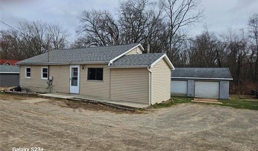 11035 Charles Dr, Argentine, MI 48418 - 2 Beds, 1 Bath