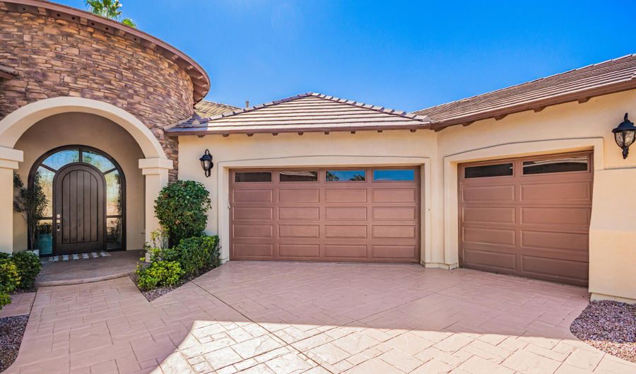 2069 E CEDAR Pl, Chandler, AZ 85249 - 5 Beds, 8 Bath