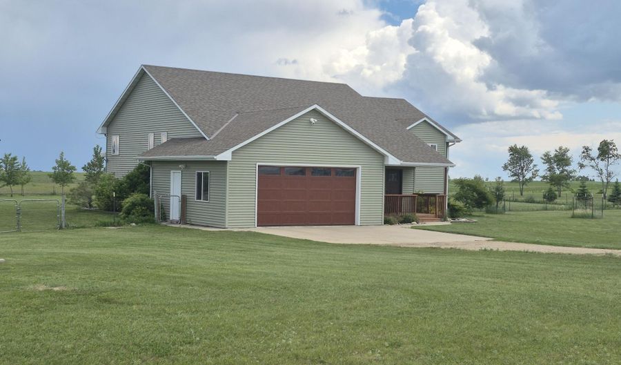 13426 Ringneck Ln, Aberdeen, SD 57401 - 5 Beds, 3 Bath