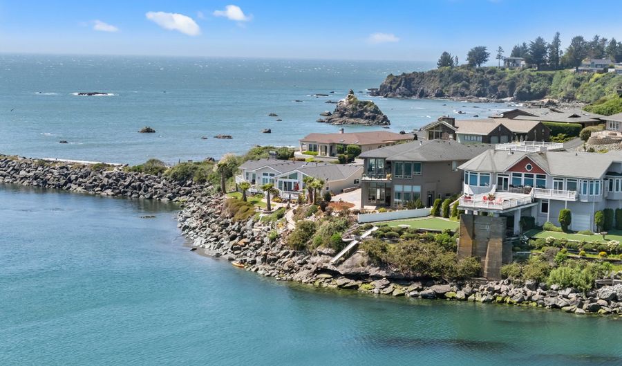 108 SEA CLIFF Ter, Brookings, OR 97415 - 5 Beds, 5 Bath