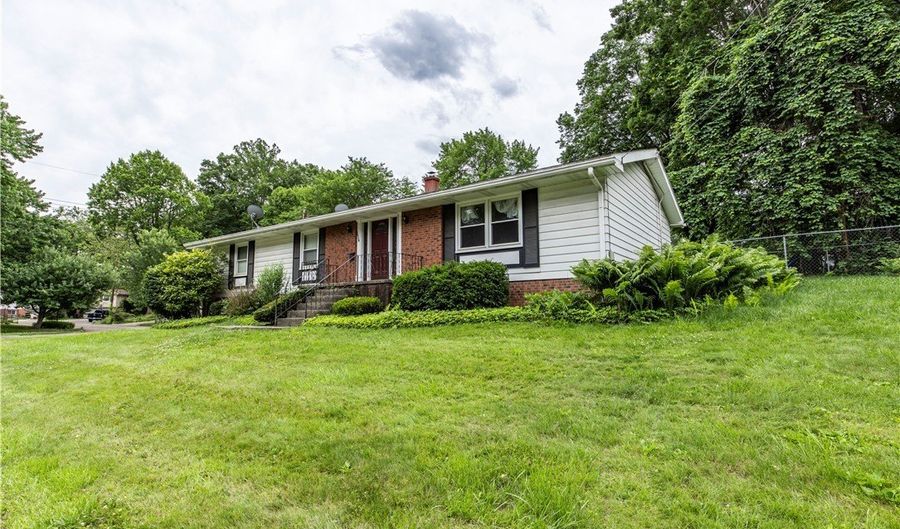 1538 Bonita Dr, Akron, OH 44313 - 4 Beds, 2 Bath