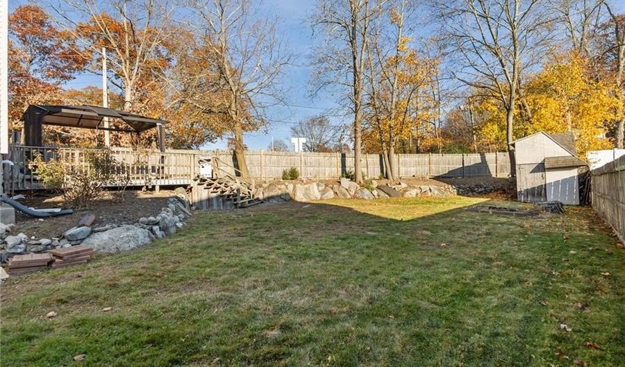 27 Ferncliff Ave, North Providence, RI 02911 - 5 Beds, 3 Bath