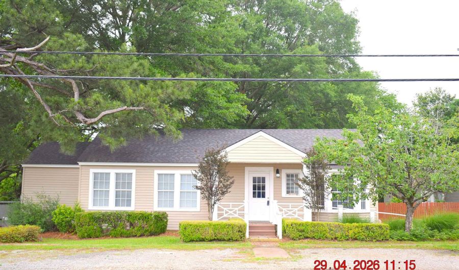 121 S COX St, Bastrop, LA 71220 - 3 Beds, 1 Bath