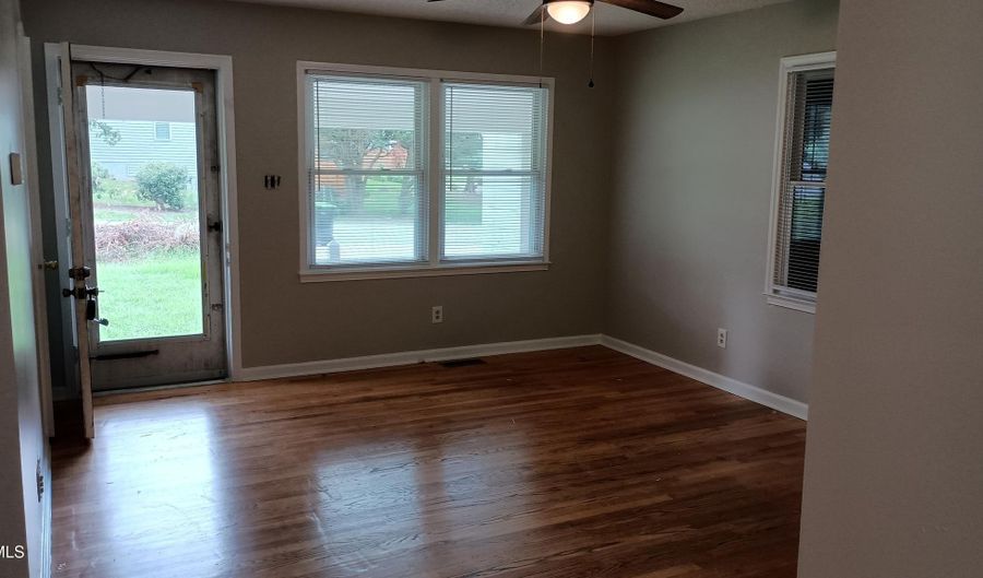 102 S Tunstall Ave, Apex, NC 27502 - 3 Beds, 2 Bath