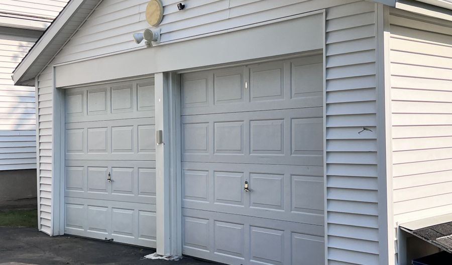 72 Colony St, Ansonia, CT 06401 - 5 Beds, 3 Bath