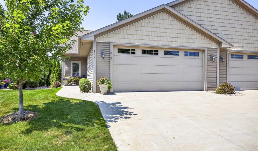 1608 STANTON Cir, Appleton, WI 54915 - 2 Beds, 2 Bath