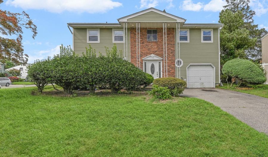 20 Sunshine Ln, Amityville, NY 11701 - 4 Beds, 2 Bath