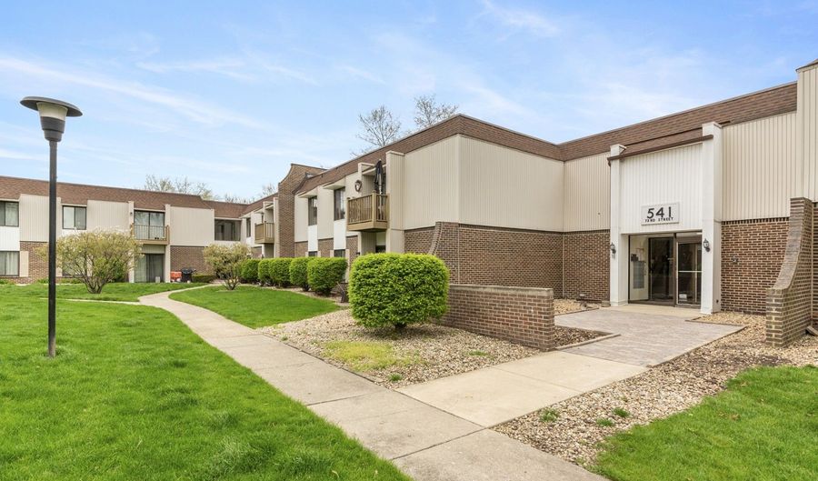 541 73rd St 105, Downers Grove, IL 60516 - 2 Beds, 2 Bath