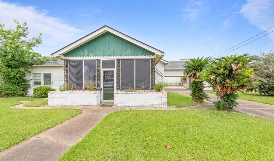125 N Main St, Abbeville, LA 70510 - 4 Beds, 2 Bath