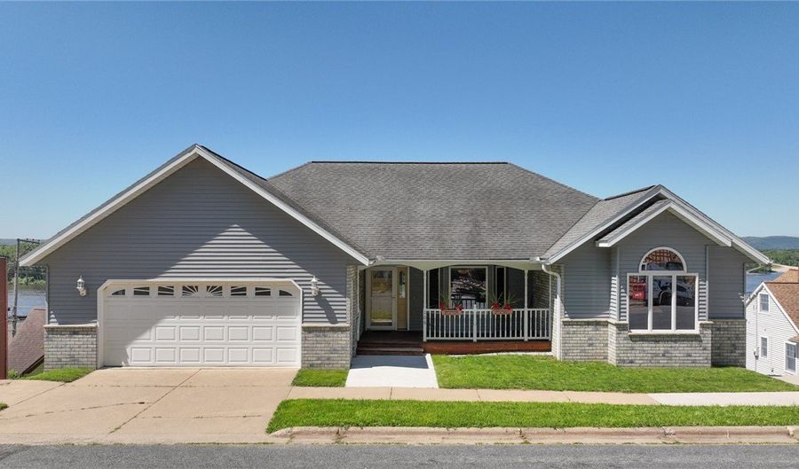 106 S 2nd St, Alma, WI 54610 - 4 Beds, 5 Bath