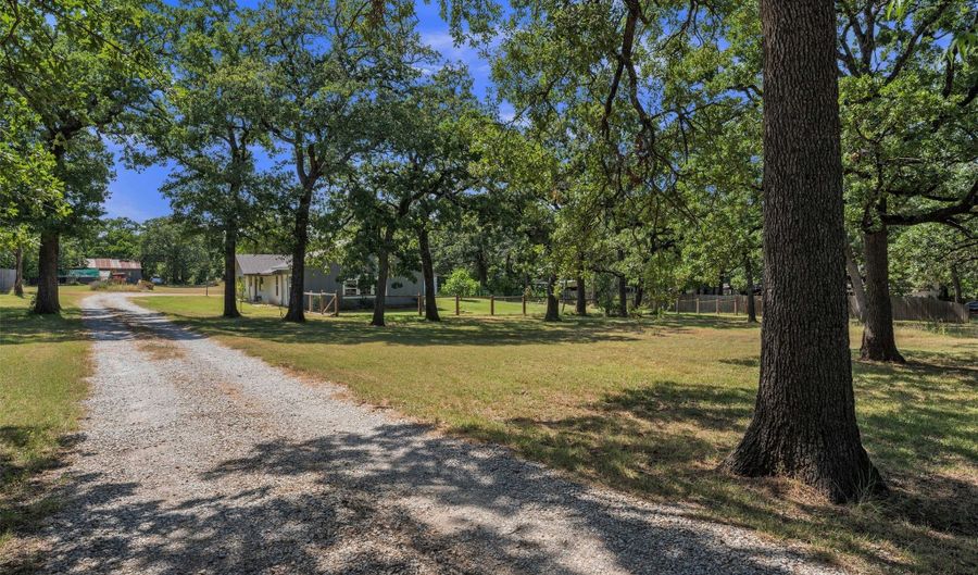 212 Circle Dr, Alvarado, TX 76009 - 3 Beds, 2 Bath