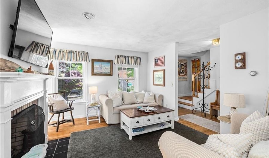 93 MILL St B, Newport, RI 02840 - 3 Beds, 4 Bath