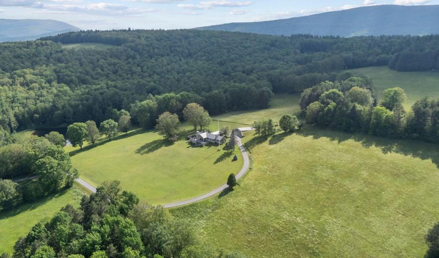 611 Simmons Rd, Andover, VT 05143 - 2 Beds, 4 Bath