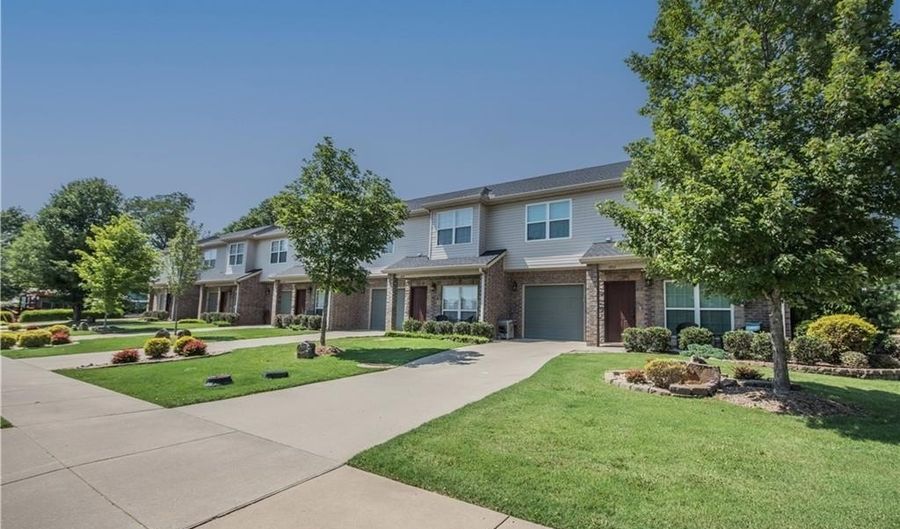 610 SW 5th St, Bentonville, AR 72712 - 3 Beds, 3 Bath