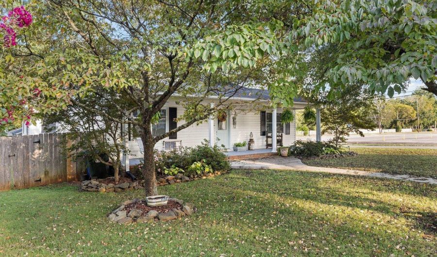 521 East St, Athens, AL 35611 - 5 Beds, 3 Bath