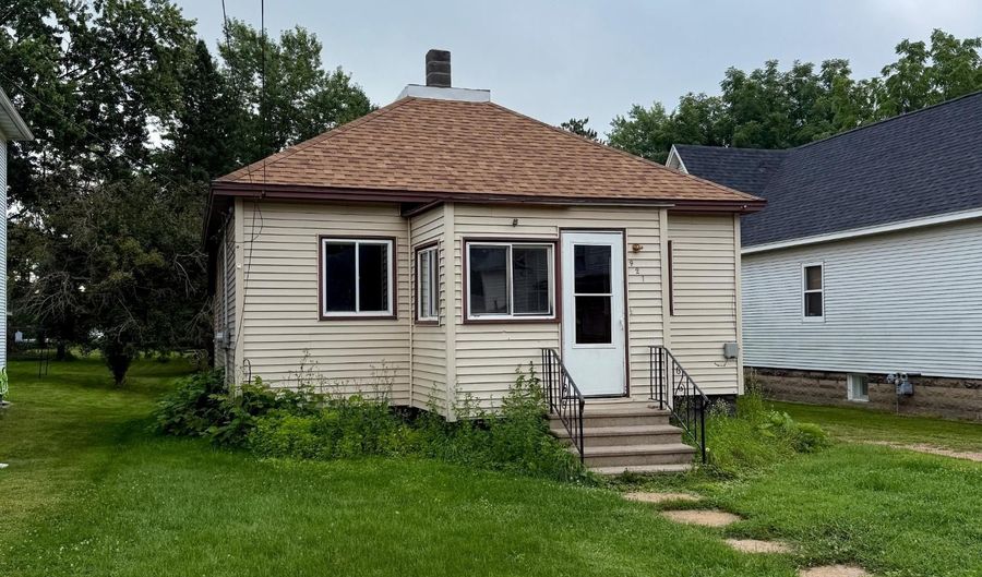 921 FULTON St, Antigo, WI 54409 - 2 Beds, 1 Bath