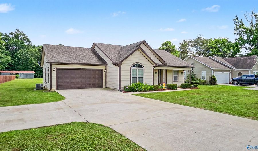 15530 Curtis Ln, Athens, AL 35611 - 3 Beds, 2 Bath